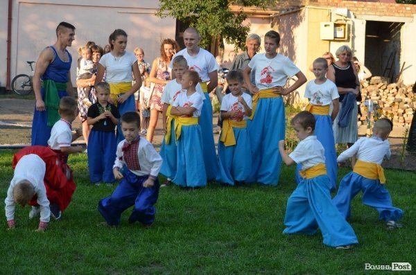 Гопак на битому склі: у Луцьку козачата показали елементи козацького характерництва. ФОТО. ВІДЕО