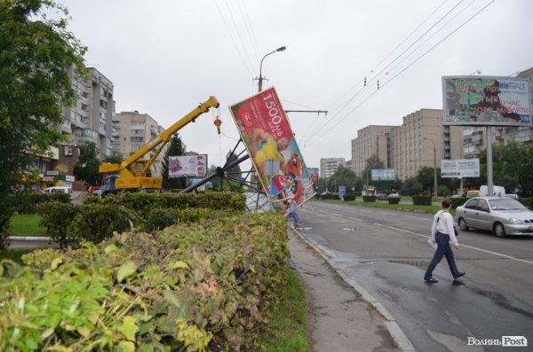 Негода повалила білборд на дорогу та дерево на дитячий майданчик. ФОТО