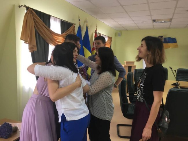 Щасливі і закохані: у Луцьку побралися відомі волонтери. ФОТО