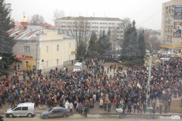 Як луцький Майдан ішов у  наступ на Волинську ОДА. ФОТО