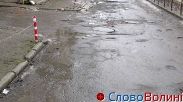 Луцькі дороги після снігу: ями, вибоїни, калюжі. ФОТО