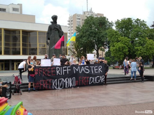 «200 днів брехні»: у Луцьку активісти вийшли на майдан. ФОТО