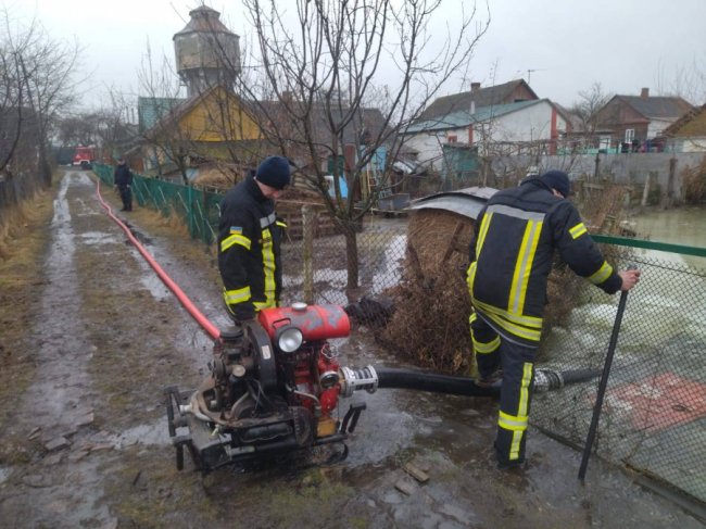 На Волині рятувальники продовжують відкачувати воду із затоплених будинків