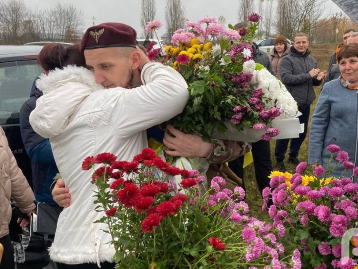 У рідному селі на Волині зустріли звільненого з полону воїна-десантника. ФОТО