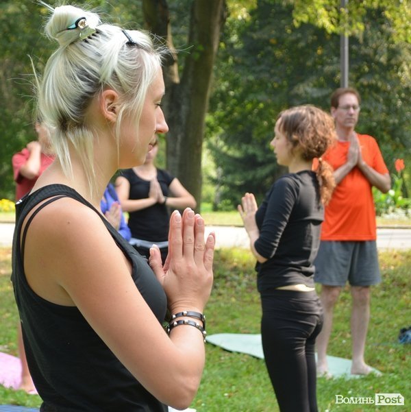 Осінь у Луцьку зустрічали йогою. ФОТО