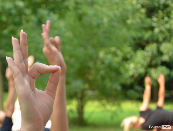 Осінь у Луцьку зустрічали йогою. ФОТО