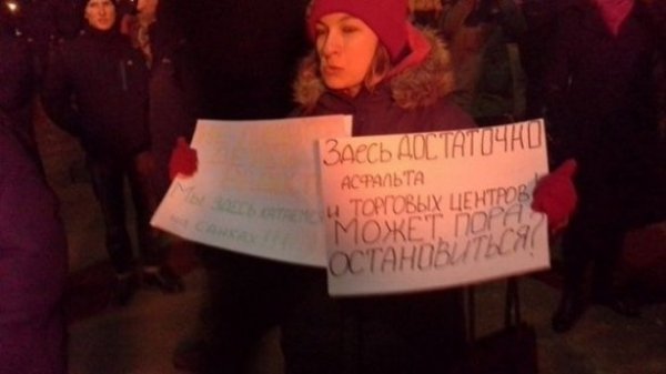 У Києві активісти підпалили паркан на будівництві. ФОТО