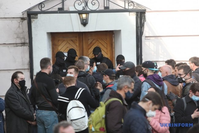 Працівники ДБР прорвалися до музею, де проходить виставка картин родини Порошенка