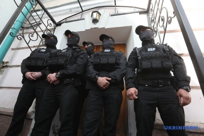 Працівники ДБР прорвалися до музею, де проходить виставка картин родини Порошенка