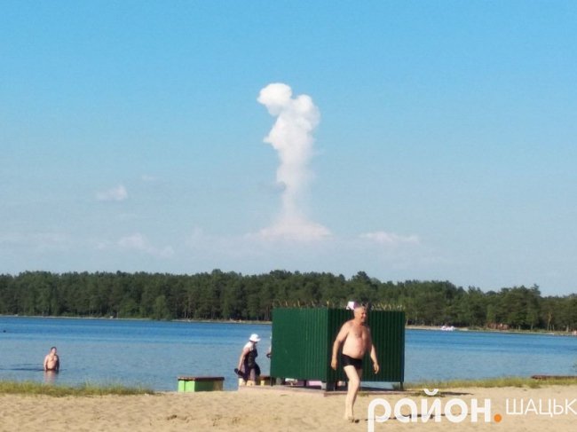 У небі над волинським озером відпочивальники побачили ангела. ФОТО