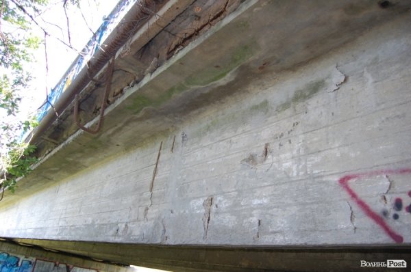 Луцькі «мости на мільйон» сипляться. ФОТО