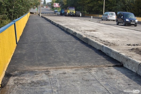 Луцькі «мости на мільйон» сипляться. ФОТО