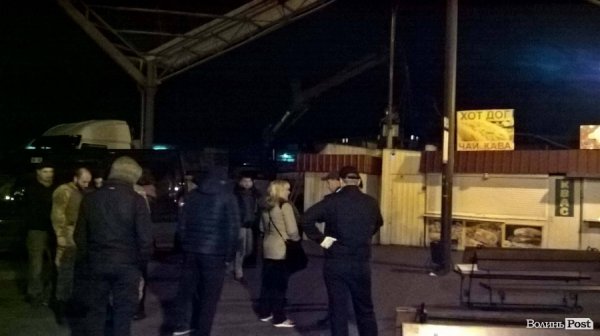 У Луцьку посеред ночі демонтують кіоски на автостанції