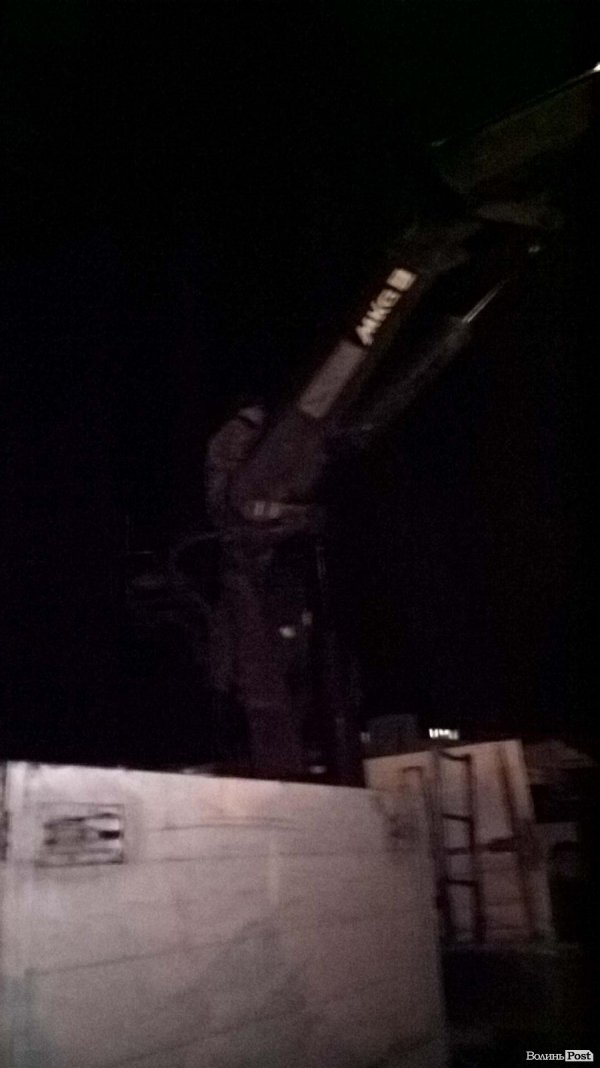 У Луцьку посеред ночі демонтують кіоски на автостанції