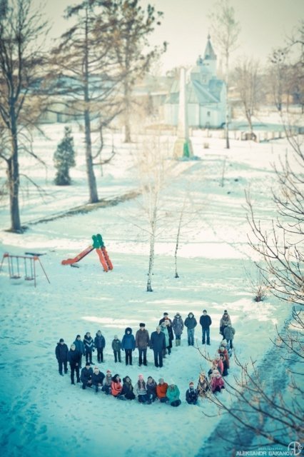 На Волині молодь зі своїх тіл створила серце і смайлик. ФОТО