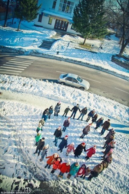 На Волині молодь зі своїх тіл створила серце і смайлик. ФОТО