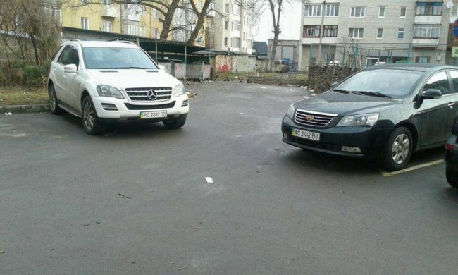 На Перемоги біля під’їзду вивалили цілу гору сміття