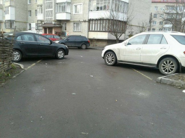 На Перемоги біля під’їзду вивалили цілу гору сміття