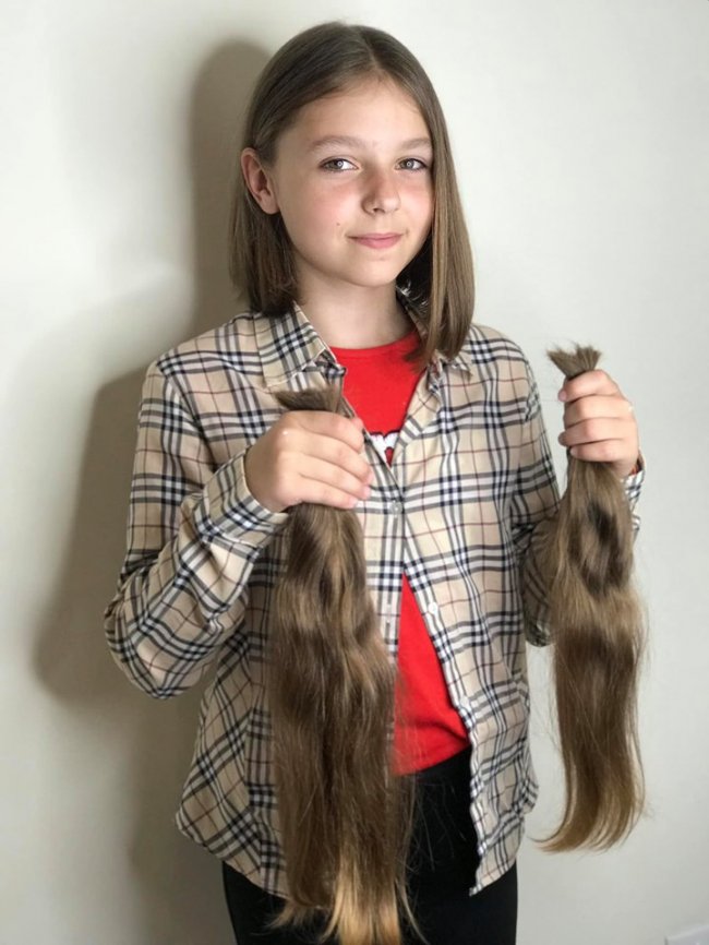 Дівчинка з Волині відрізала 50 сантиметрів волосся на перуки онкохворим