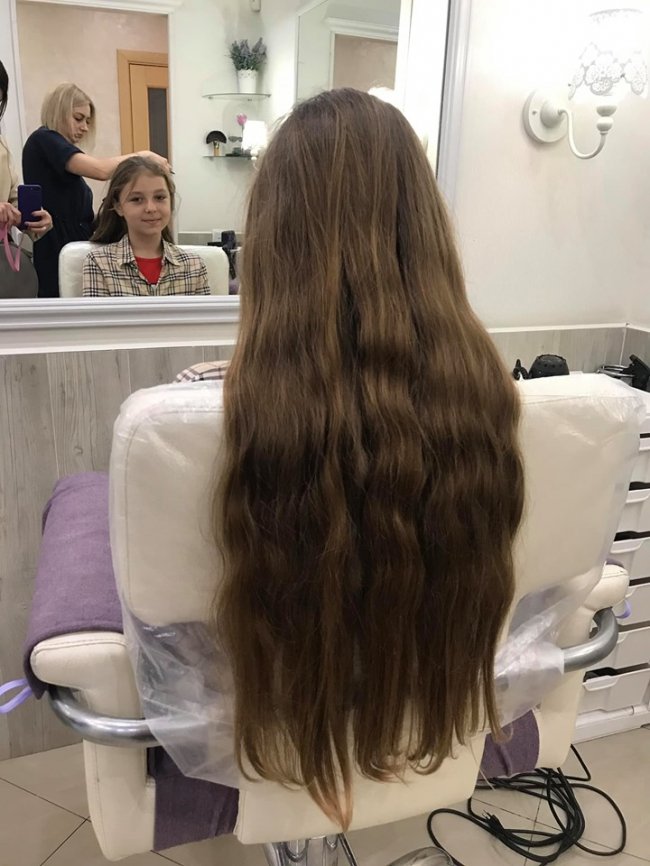 Дівчинка з Волині відрізала 50 сантиметрів волосся на перуки онкохворим