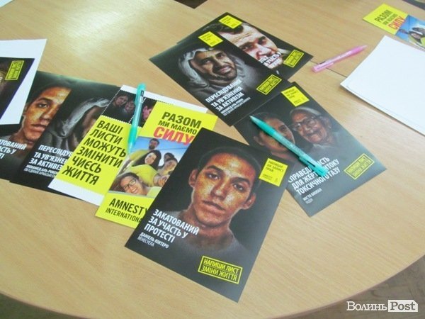 У Луцьку писали листи на захист прав людини. ФОТО