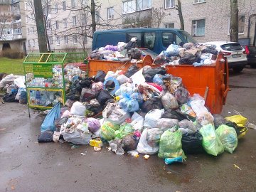 Неприємний ранок у Луцьку: купа невивезеного сміття 