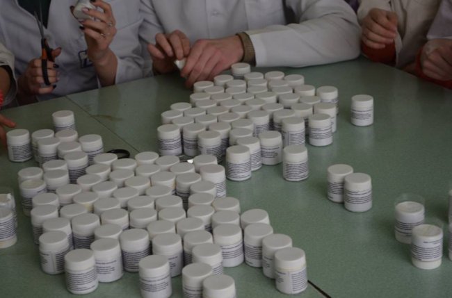 Луцькі медики заготували для воїнів трав’яні чаї та цілющі мазі