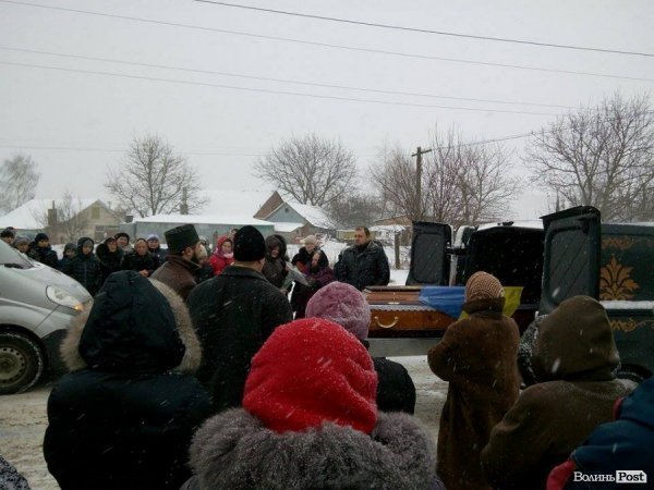 У селі під Луцьком загиблого Героя зустріли на колінах