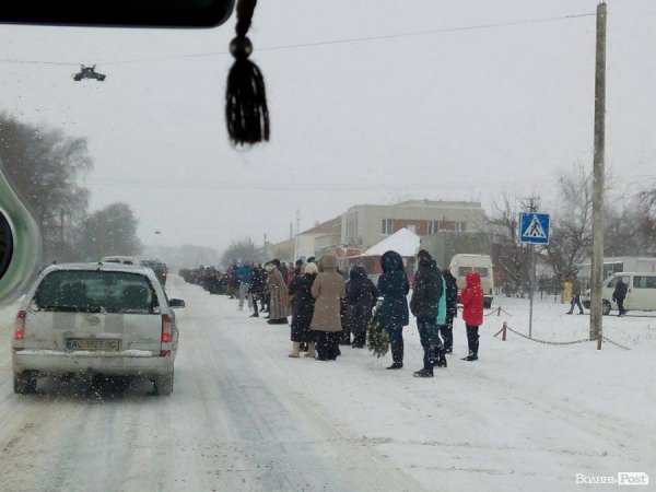 У селі під Луцьком загиблого Героя зустріли на колінах