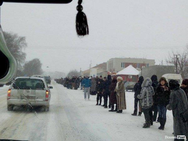 У селі під Луцьком загиблого Героя зустріли на колінах