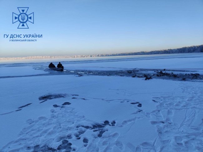 На Волині чоловік на озері провалився під лід і потонув