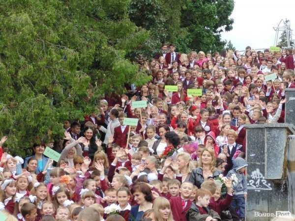 Останній дзвінок у Луцьку: четверта гімназія. ФОТО