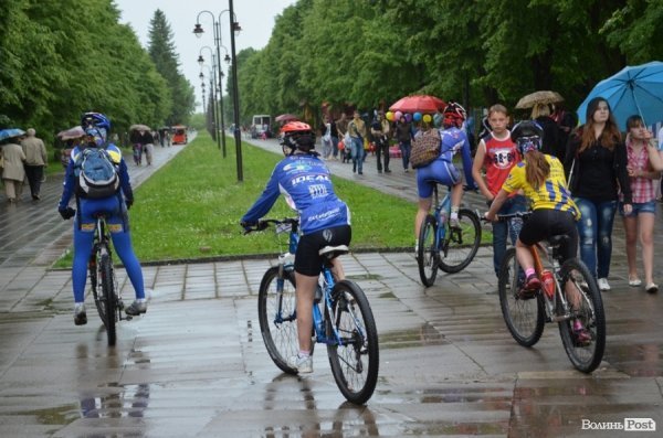 «Проспект розваг» у Луцьку відбувся попри дощову погоду. ФОТО