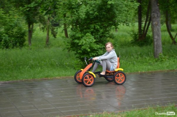 «Проспект розваг» у Луцьку відбувся попри дощову погоду. ФОТО