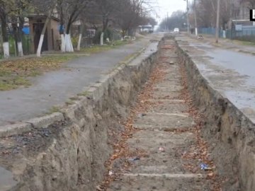 У Луцьку вже кілька місяців посеред вулиці – двохметровий рів. ВІДЕО