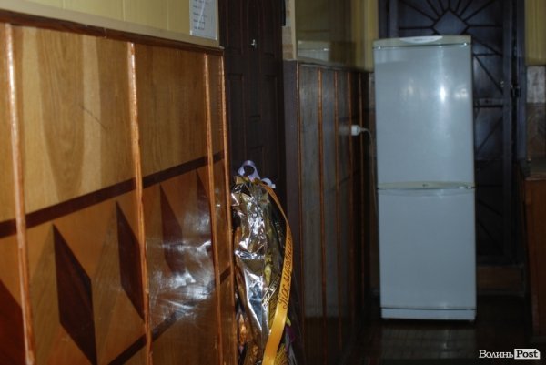 На Волині регіоналам принесли траурний вінок. ФОТО