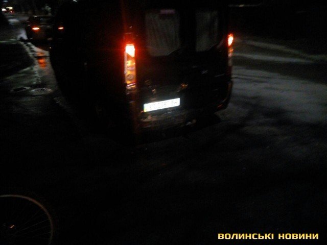У Луцьку  – вечірня аварія: Mercedes влетів у бус. ФОТО