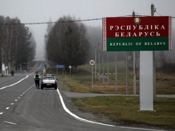Зеленський доручив розглянути скасування безвізу з Білоруссю