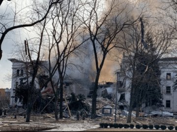 З-під завалів драмтеатру в Маріуполі продовжують рятувати людей, інформації про загиблих немає 