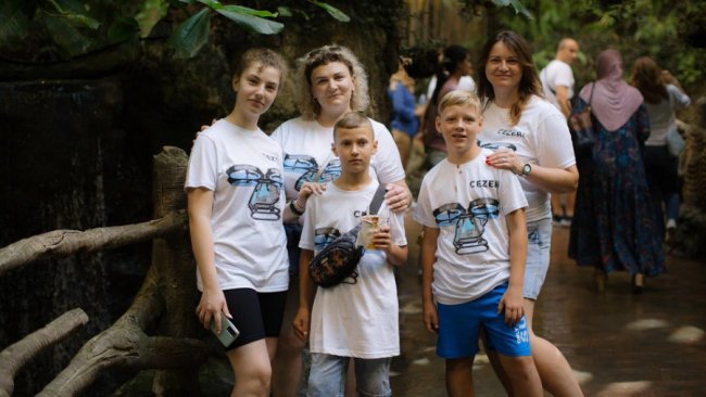 Виробник «Байрактарів» оплатив відпочинок у Туреччині луцьким школярам-продавцям черешні