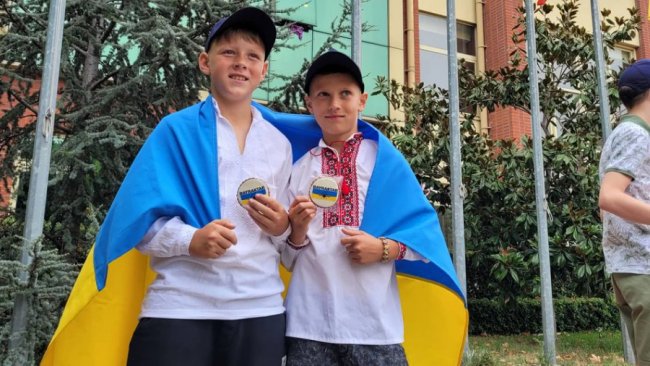 Виробник «Байрактарів» оплатив відпочинок у Туреччині луцьким школярам-продавцям черешні