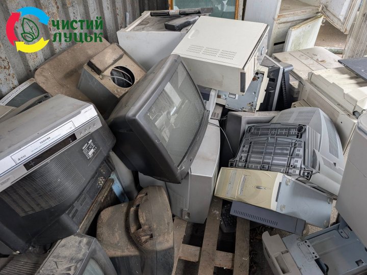 Лучани здали на утилізацію 2 тонни електрообладнання та електроніки