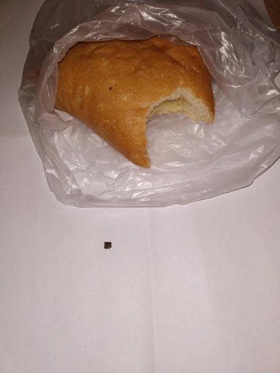 Лучанин у супермаркеті придбав пиріжок із камінням. ФОТО