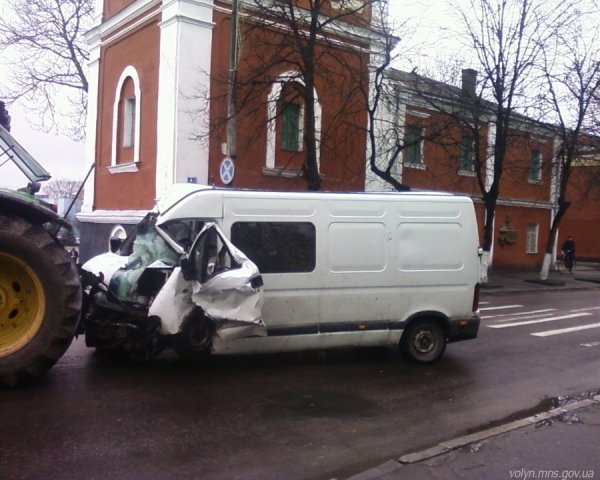 Іномарка врізалася у дерево: водій у реанімації
