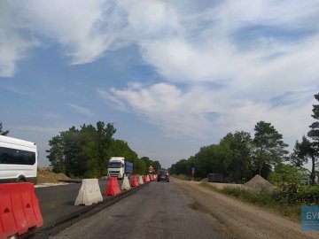 У місті на Волині «мерс» в'їхав у яму на місці ремонту дороги