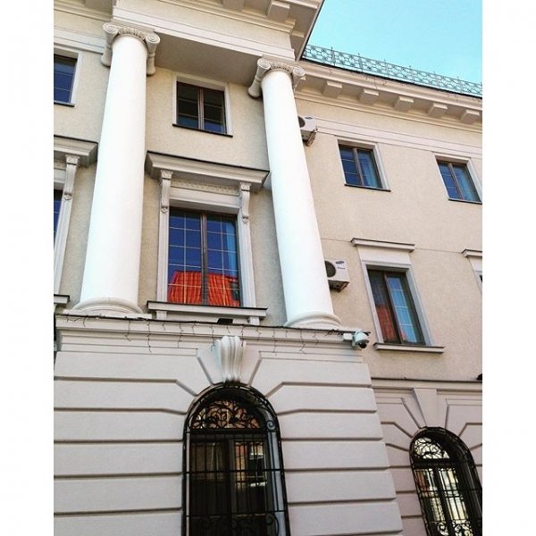 Будівля луцького Нацбанку на Градному узвозі від @katherina_suslik