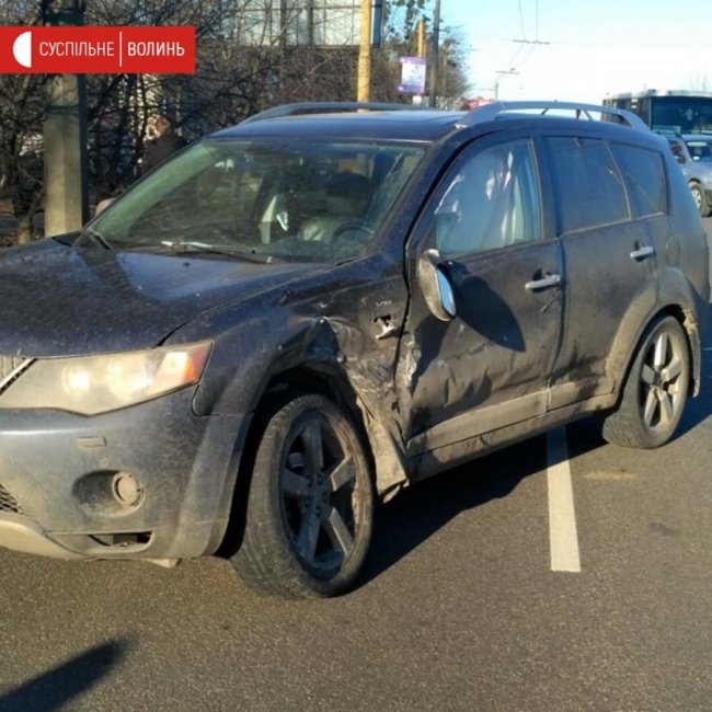 Засліпило сонце: на виїзді з Луцька зіткнулися Mitsubishi та Fiat. ФОТО
