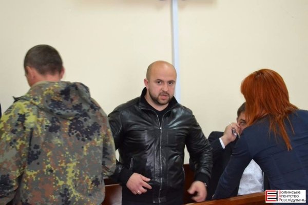 Після судового засідання Волошин отримав у обличчя. ФОТО