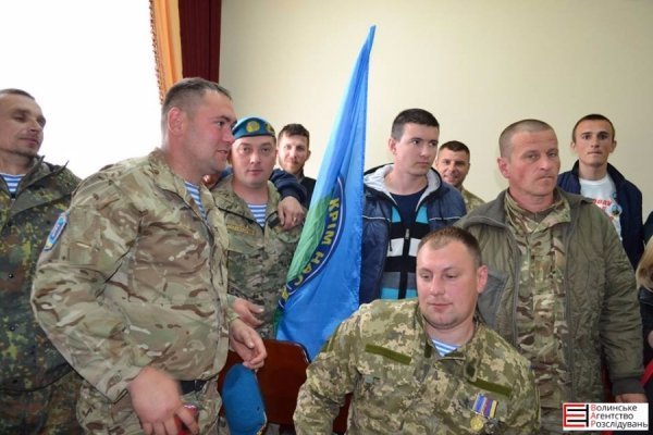 Після судового засідання Волошин отримав у обличчя. ФОТО