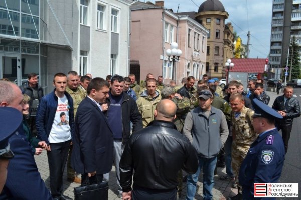 Після судового засідання Волошин отримав у обличчя. ФОТО